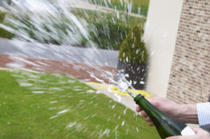”Degorgering” av en flaska champagne ”Degorgering” av en flaska champagne
