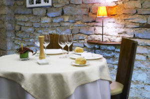 Ett bord för två på en restaurang Ett bord för två på en restaurang