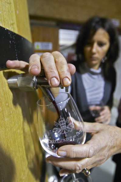 Vinmakaren tappar upp ett smakprov ur vinfatet