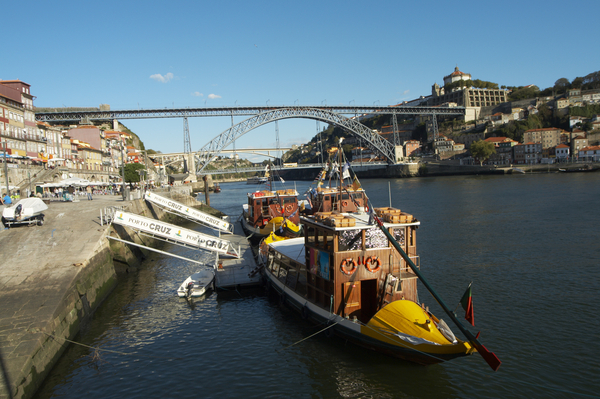 En båt på Dourofloden vid kaj i Porto