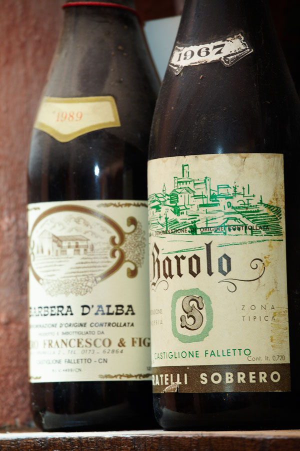 Gamla flaskor Barolo hos en vinproducent i Piemonte