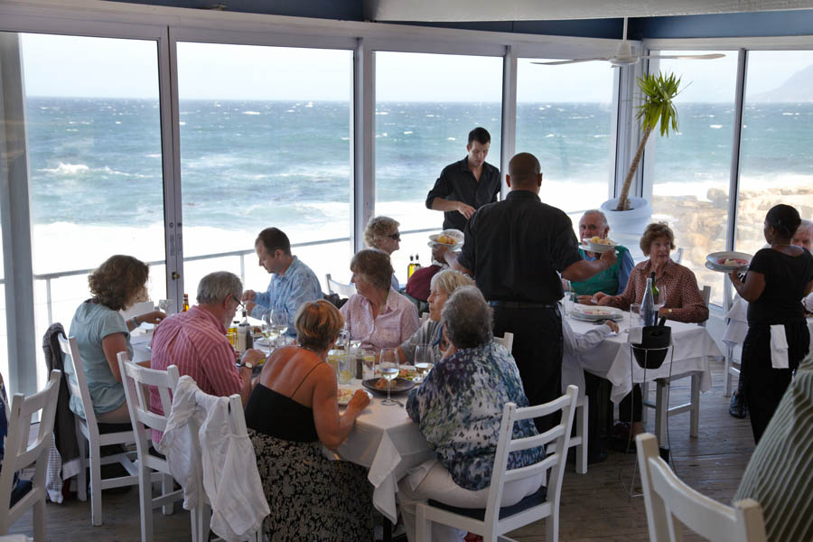 Lunch på en restaurang i hamnen med utsikt över havet