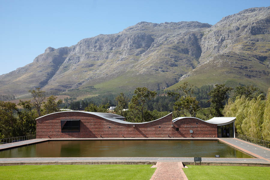 En elegant formgiven vinanläggning i skydd av bergen i Stellenbosch
