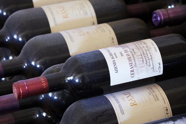 Sicilianska viner i vinkallären pa vingården