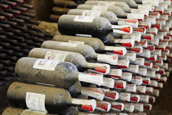 Sicilianska viner mognar i vinkällaren