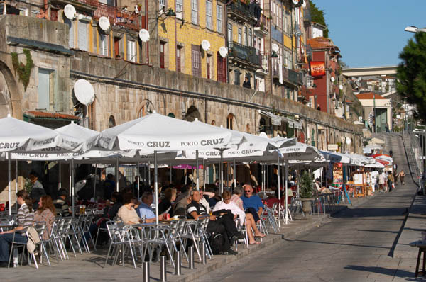 Restauranger på Cais da Ribeira i Porto