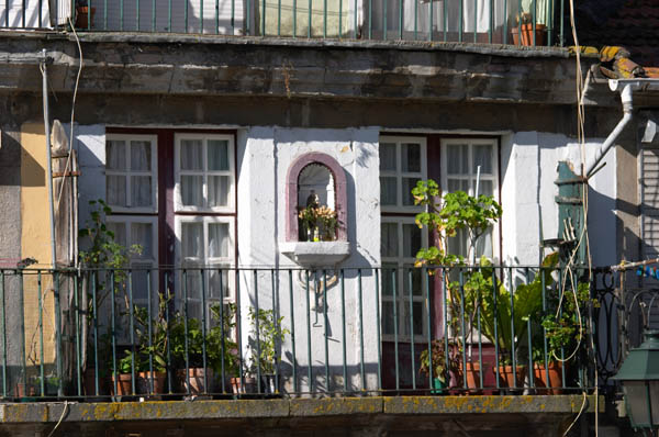 Bostadshus med balkonger i Porto