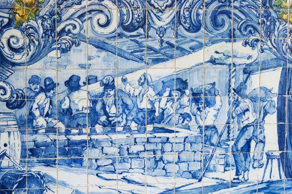 Azulejos med skördearbetare som trampar druvor i en lagar
