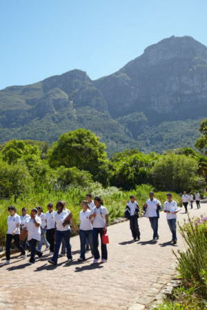 En skolklass på utflykt i den botaniska trädgården