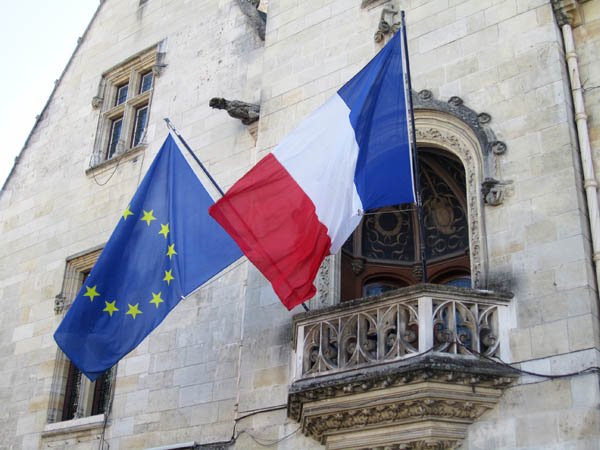 Borgmästeriet i Libourne med fransk och europeisk flagga