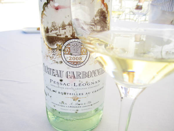 En Chateau Carbonnieux, toppvin från Graves, i årgång 2008, perfekt aperitif i solen på terrassen