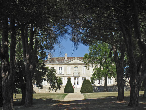 Chateau la Dauphine med sitt eleganta slott och sin pampiga pinjeallée