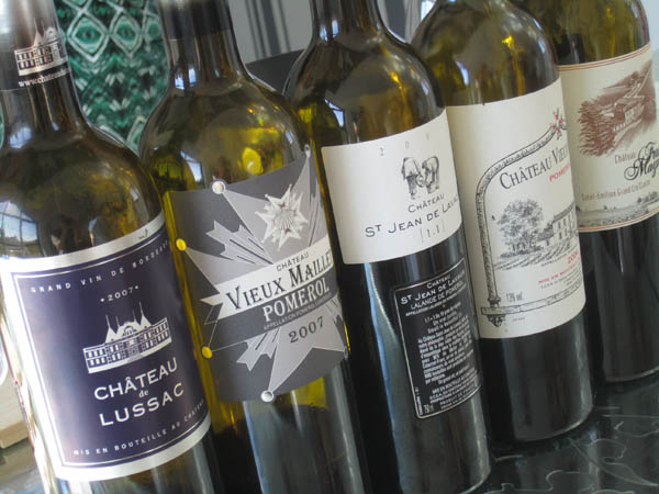 En serie viner uppradade för provning hos en av producenterna i Saint Emilion