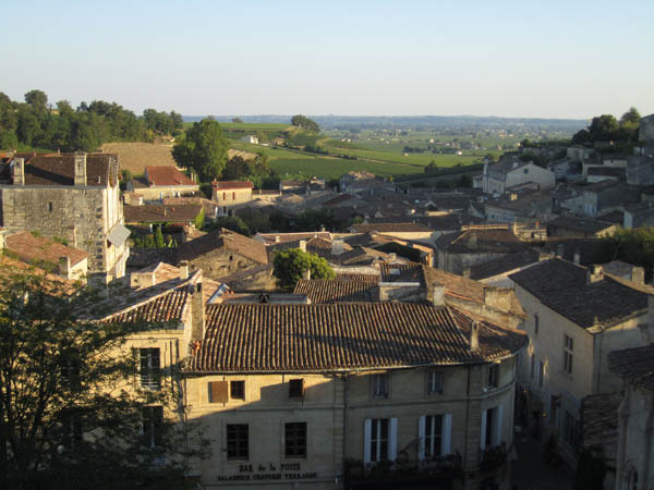 Takåsarna och vingårdarna i Saint Emilion i eftermiddagssolen