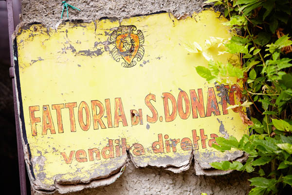 En gammal skylt på Fattoria San Donato nära San Gimignano