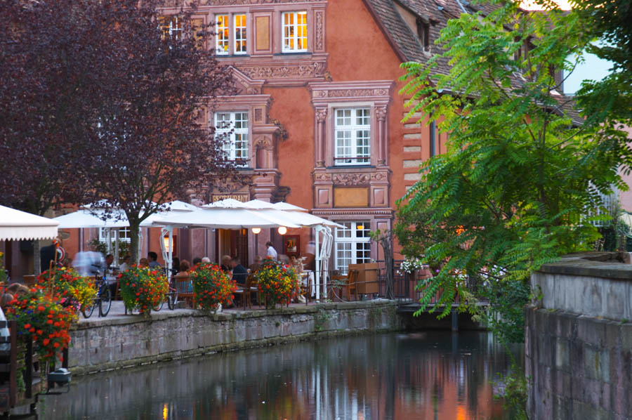 En restaurang med uteservering längs kanalen i Colmar, Alsace