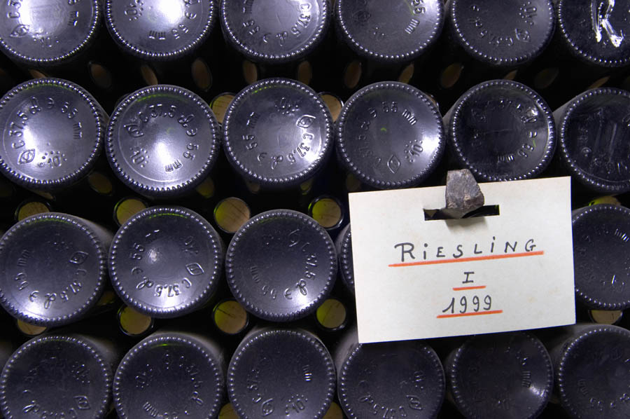 Flaskor med riesling 1999 vilar i vinkällaren i Alsace