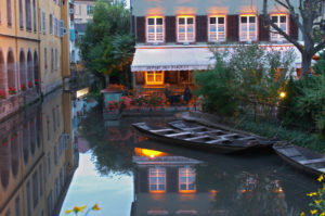 En restaurang med uteservering längs kanalen i Colmar, Alsace