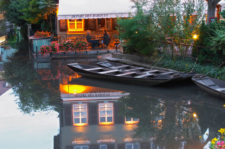 En restaurang med uteservering längs kanalen i Colmar, Alsace