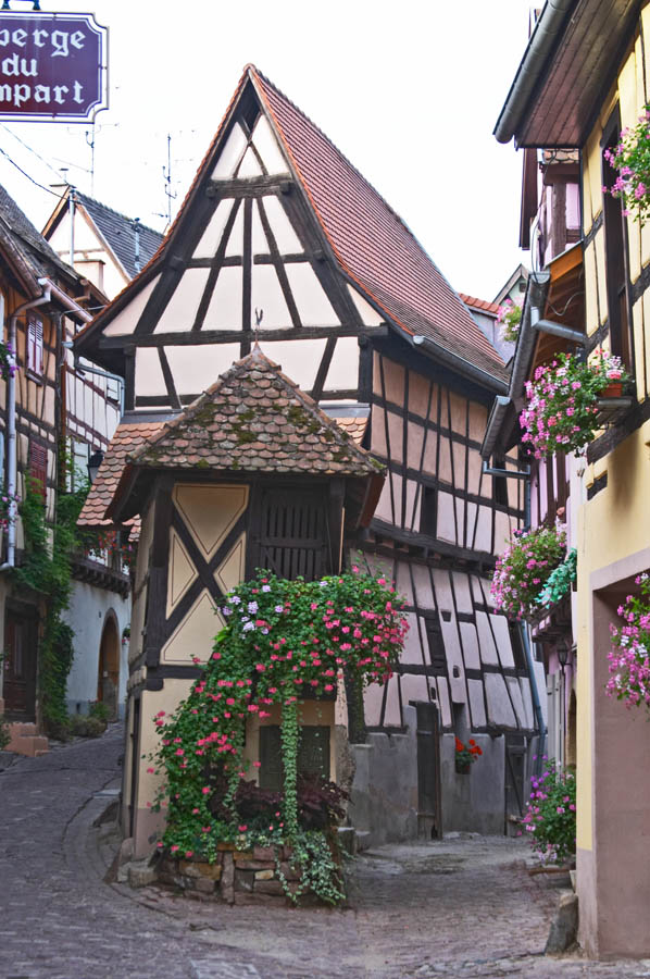 Ett gammalt korsvirkeshus i Eguisheim i Alsace