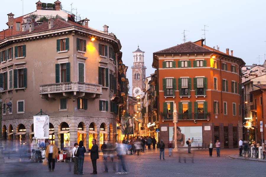 Piazza Bra och en butiksgata i Verona