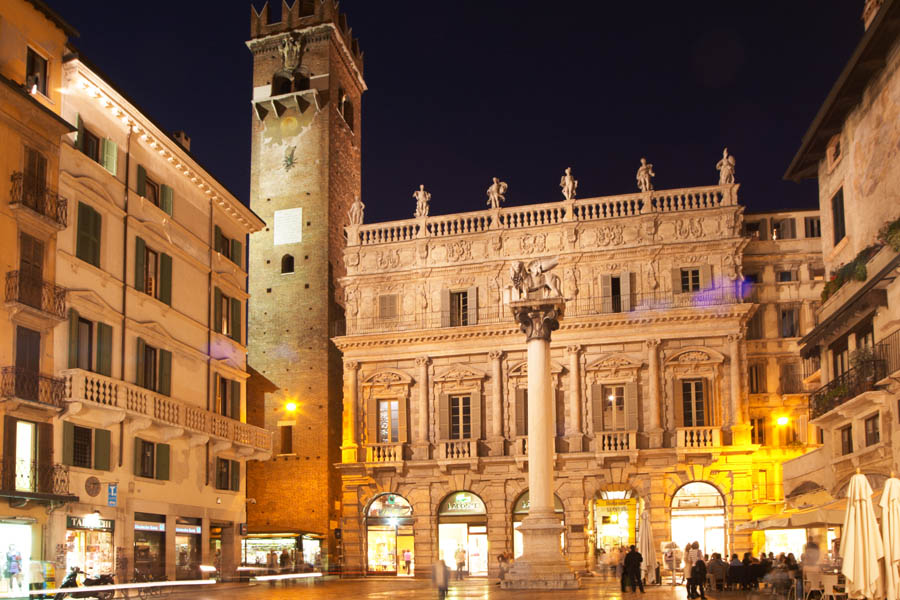 Ett palats på Piazza delle Erbe i Verona