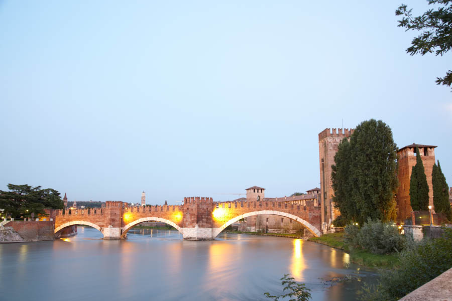Bro över floden och kastellet i Verona