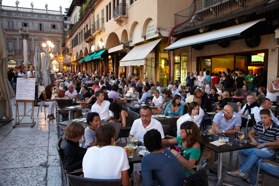 På en uteservering på Piazza delle Erbe i Verona