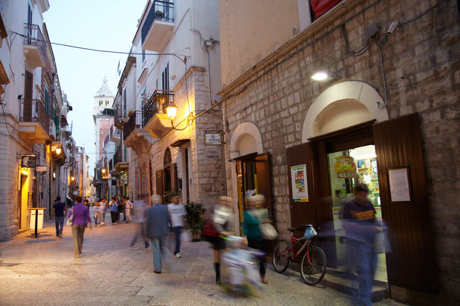 Folkvimmel på gatan i en liten stad i Apulien