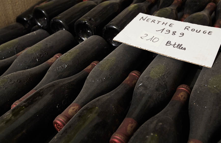 Gamla flaskor vilar i vinkällaren