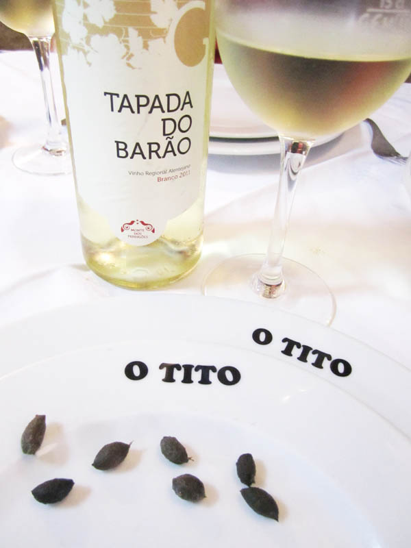 Slut på oliver, men gott vitt vin i glaset