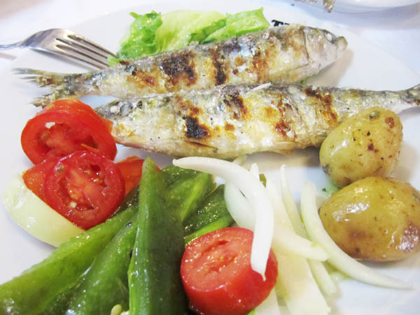 Grillade sardiner med en ljuvlig grönsakssallad