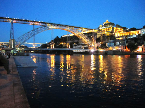 Den berömda bron Dom Luis I, över Dourofloden i Porto