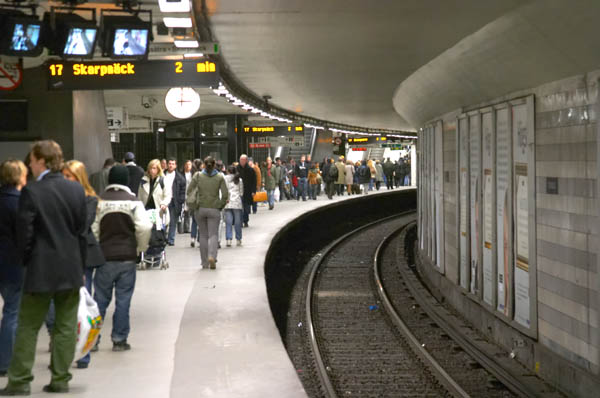 Väntar på tunnelbanan på perrongen