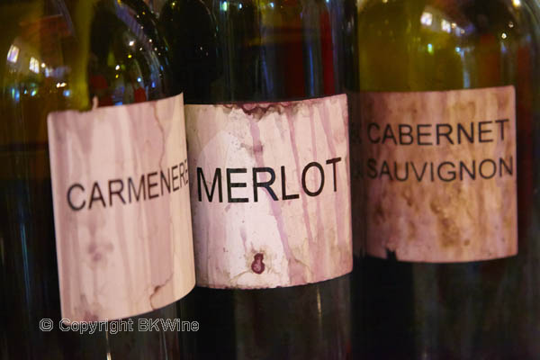 Flaskor med carmenere, merlot, cabernet sauvignon
