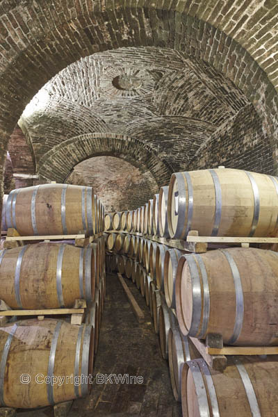 Gamla träfat i en vinkällare i Piemonte