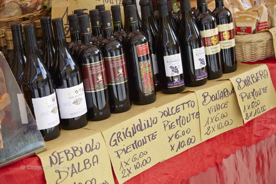 Viner från hela Italien på en marknad i Florens