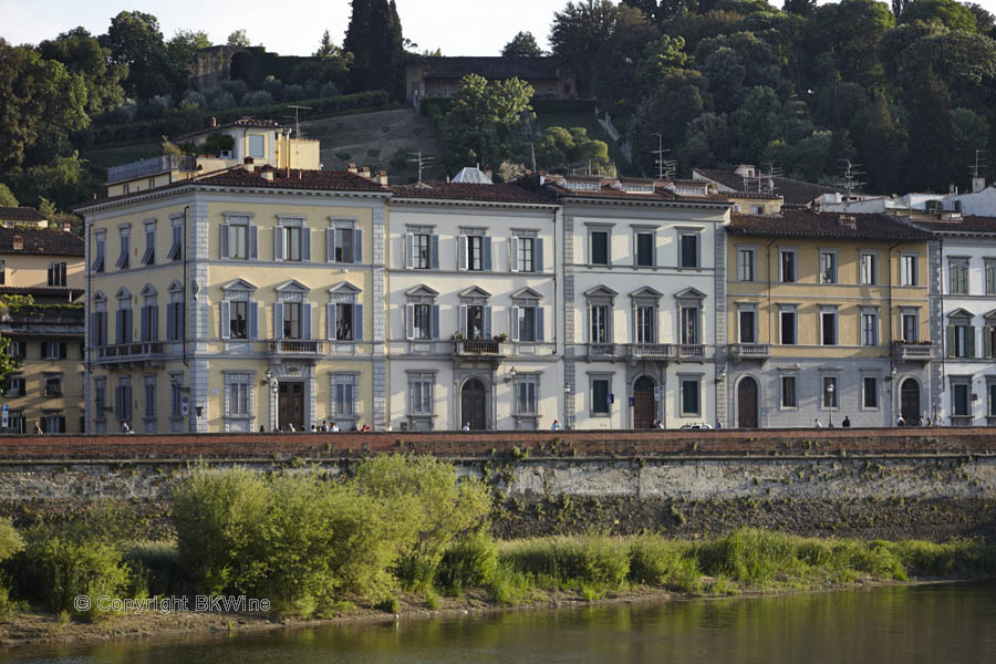 Hus längs Arno-floden i Florens