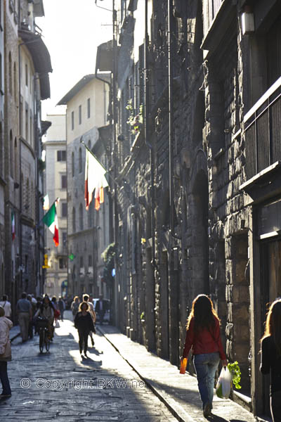 Flanörer på en gata i Florens