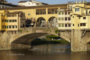 Roddare under den berömda bron Ponte Vecchio
