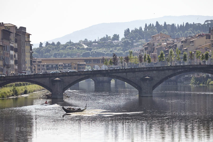 En gondol på floden Arno i Florens
