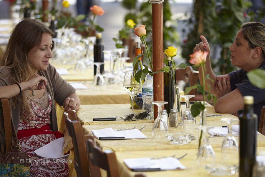 Aperitif före lunchen på en restaurang i Florens