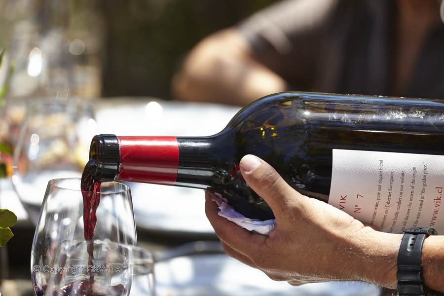Lite vin till lunchen i vingården ur en stor flaska, Chile