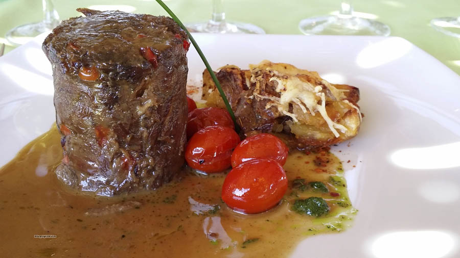 En läcker köttbit till lunchen i Argentina på Domaine Bousquet