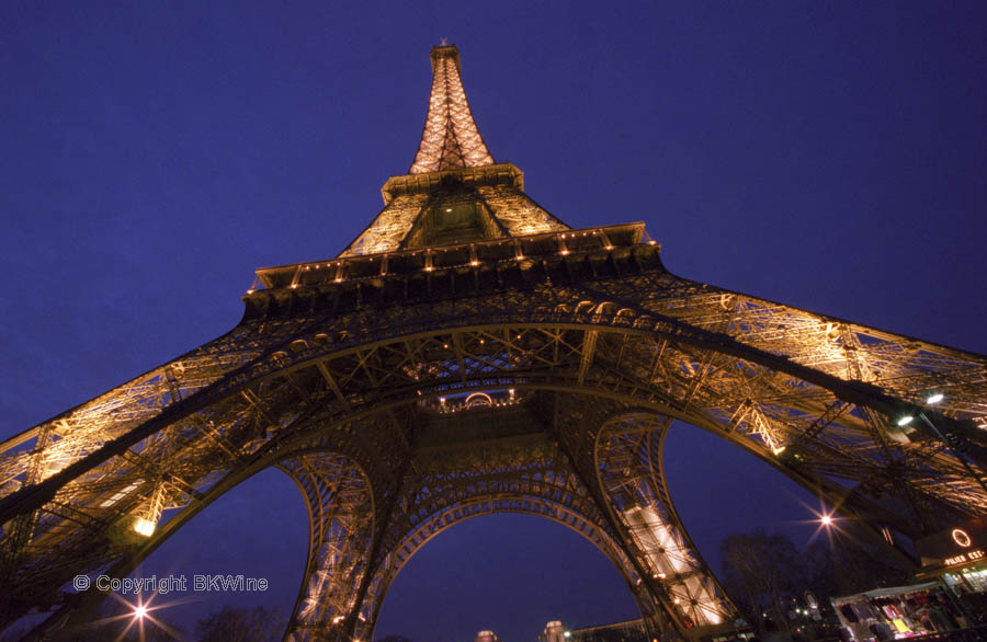 Eiffeltornet upplyst på natten, Paris