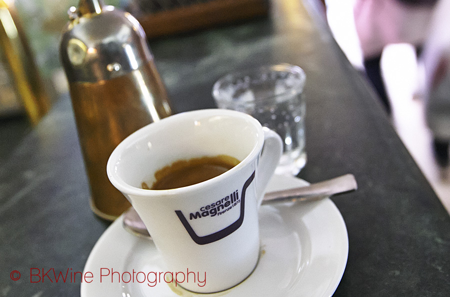 En stark kopp espresso på ett kafé
