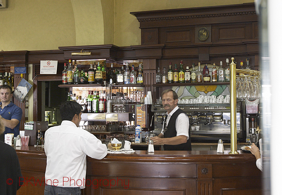 Ett snabbt stopp på ett italienskt kafé för en espresso