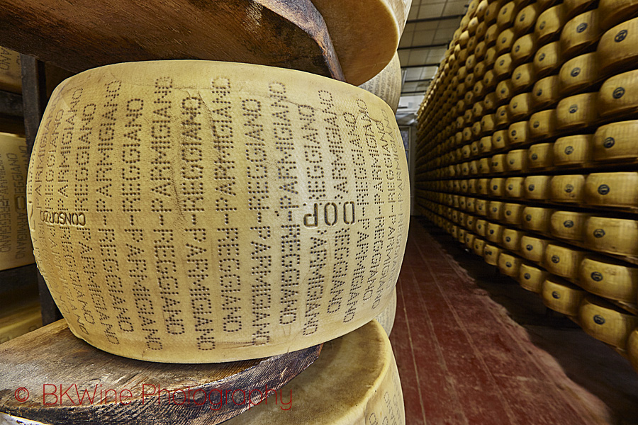 Äkta parmesan, parmigiano reggiano från i Emilia Romagna, lagras