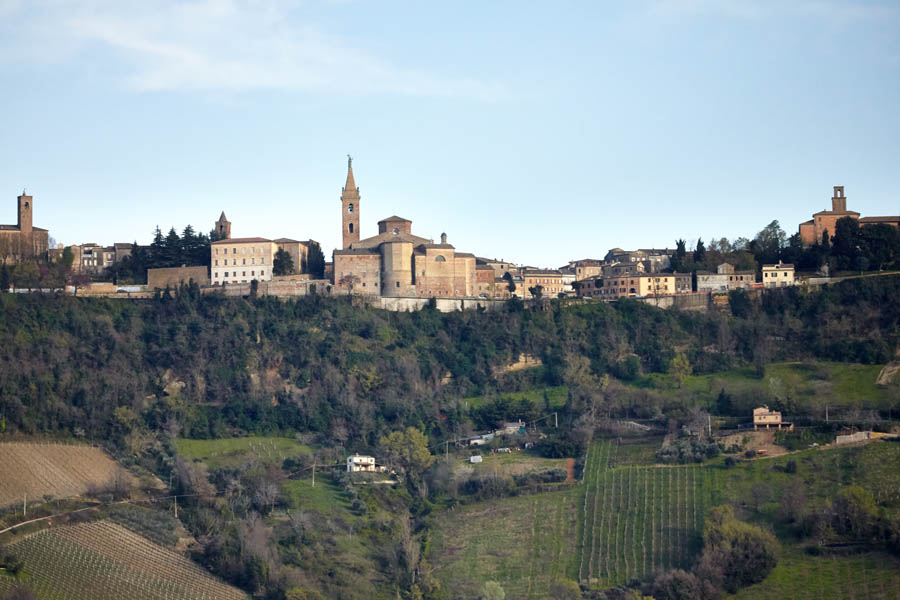 En bergstoppstad i Le Marche