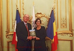 Britt och Per Karlsson, BKWine, får OIVs pris för boken om Frankrikes viner